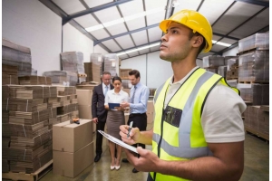 如何處理國際快遞包裹的簽收問題，特別是當收件人不在時?